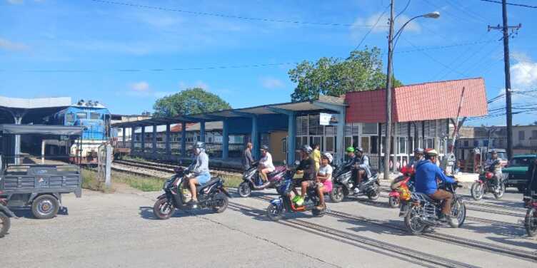 Motorinas en una calle de Santa Clara