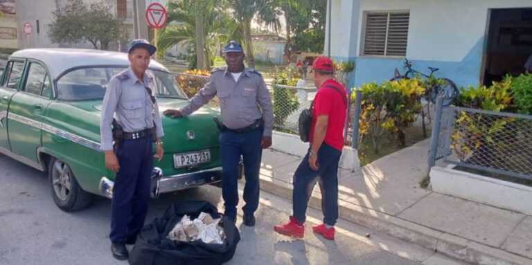 Agentes de la PNR que detuvieron al hombre que transportaba 29 millones de pesos cubanos