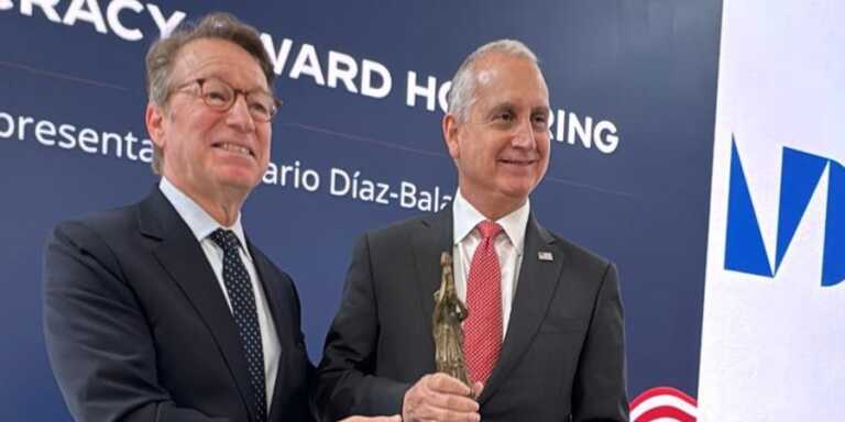 Mario Díaz-Balart recibiendo el premio Champion of Freedom Democracy Award 2026