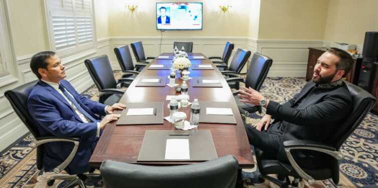 El secretario de Estado, Marco Rubio, y el presidente salvadoreño, Nayib Bukele, durante su encuentro en la cumbre Escudo de las Américas, en Doral, Florida, el 7 de marzo de 2026