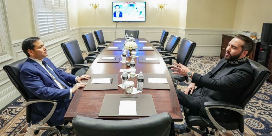 El secretario de Estado, Marco Rubio, y el presidente salvadoreño, Nayib Bukele, durante su encuentro en la cumbre Escudo de las Américas, en Doral, Florida, el 7 de marzo de 2026