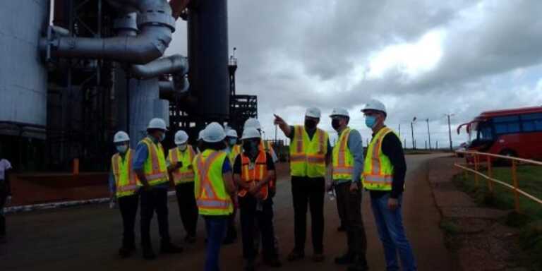 Trabajadores de la planta de níquel de Moa
