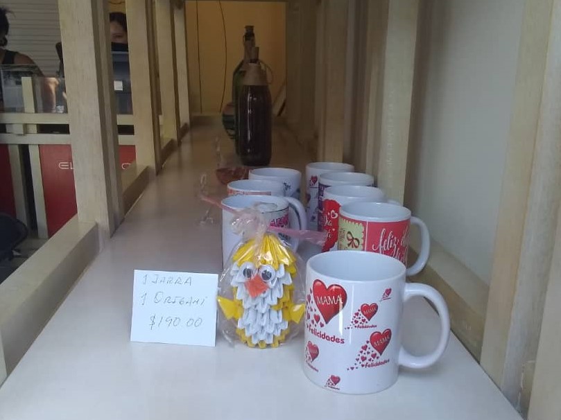 Tazas y origamis como oferta de regalo para el Día de las Madres en la tienda Conga (Foto: Cortesía)