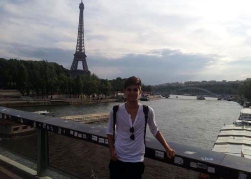 Al igual que su primo Paolo, Tony Castro también tiene su foto en París, 2015