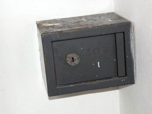 Caja de seguridad de una habitación del Hotel Neptuno. El número de la habitación está escrito a mano