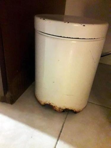 Corroded waste basket in the bathroom (Credit: CubaNet)