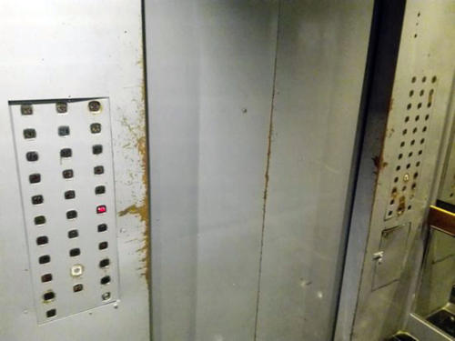 Dismal elevator conditions (Credit: CubaNet)
