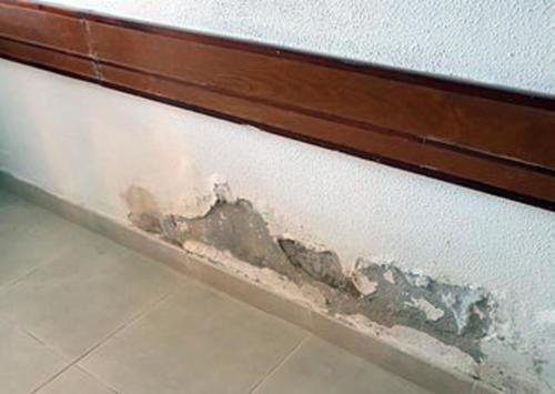 Moisture damage on guest room walls (Credit: CubaNet)