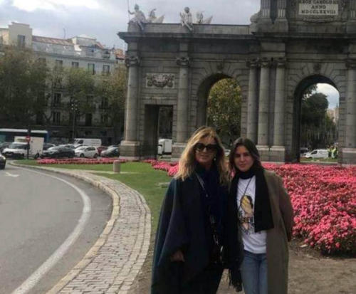 María Teresa Núñez en Madrid con una de sus sobrinas (Foto: Redes sociales) 