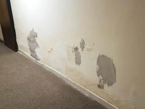 Moisture damage on the walls (Credit: CubaNet)